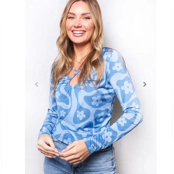 2/$20 Abstract trend knits women’s top - Picture 3 of 11